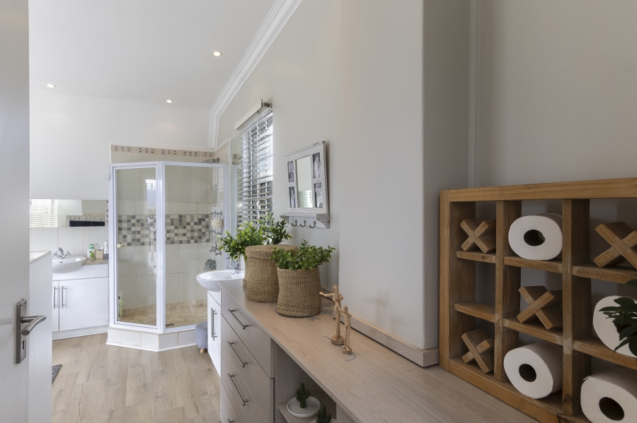 To Let 4 Bedroom Property for Rent in Heldervue Western Cape